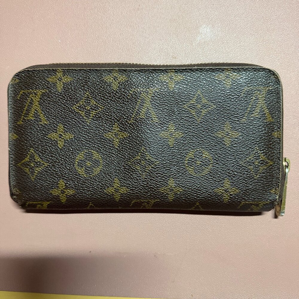 Louis Vuitton Monogram Zippy Wallet CA0029